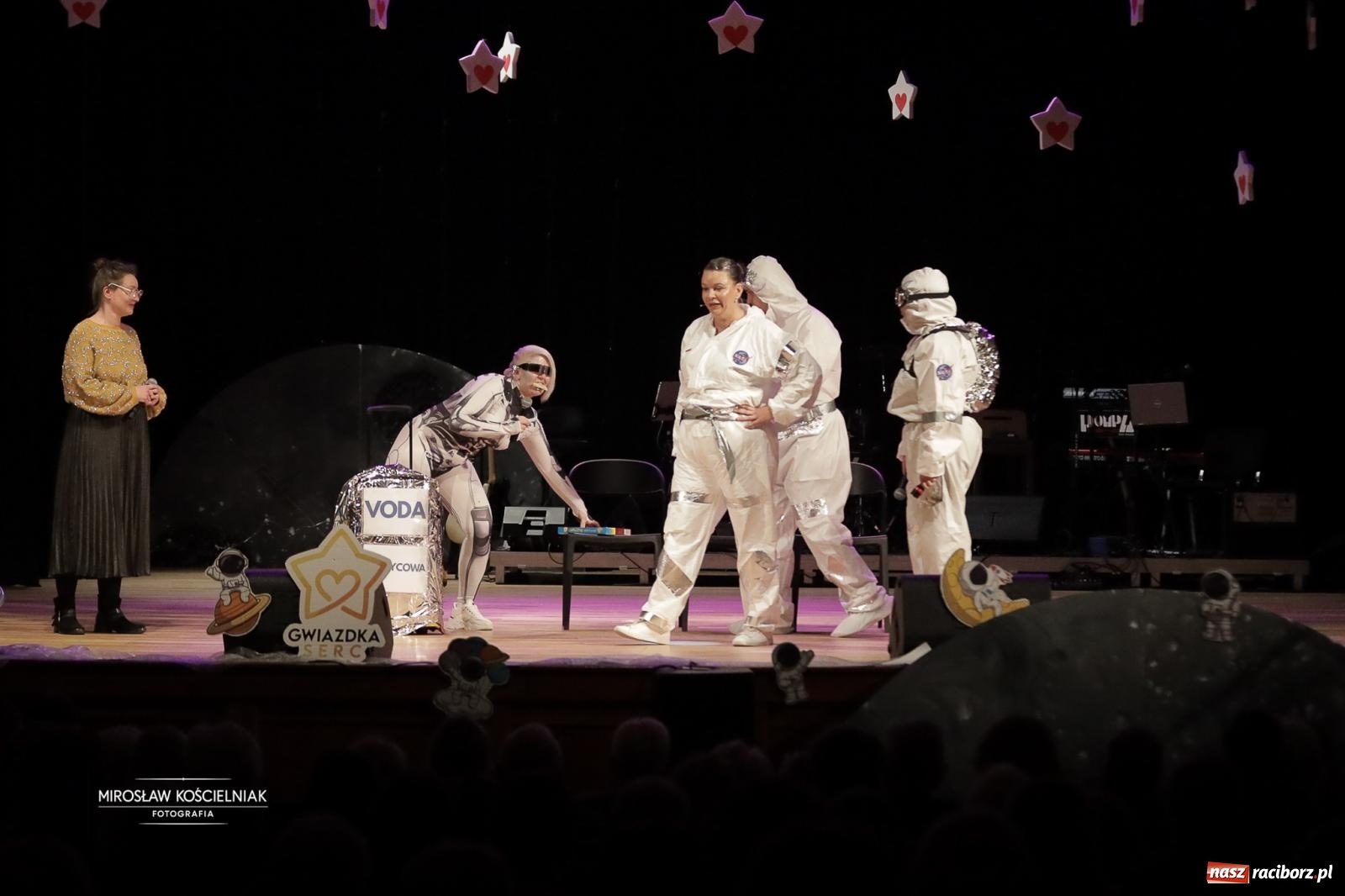 Zdjęcie w galerii na portalu naszraciborz.pl: Pełna widownia i wspólna energia. Gwiazdka Serc po raz 22. w Raciborskim Centrum Kultury [FOTO i WIDEO 2] wiadomości z regionu