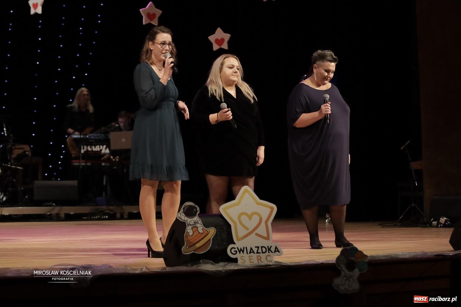 Zdjęcie w galerii na portalu naszraciborz.pl: Pełna widownia i wspólna energia. Gwiazdka Serc po raz 22. w Raciborskim Centrum Kultury [FOTO i WIDEO 2] wiadomości z regionu