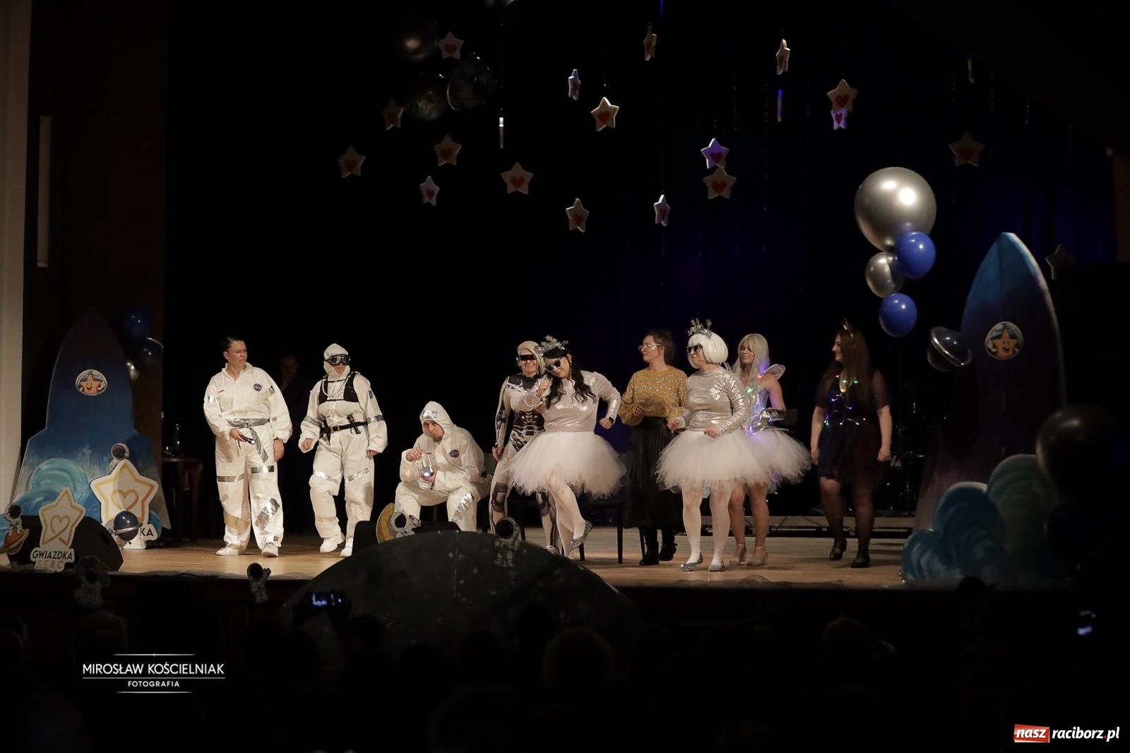 Zdjęcie w galerii na portalu naszraciborz.pl: Pełna widownia i wspólna energia. Gwiazdka Serc po raz 22. w Raciborskim Centrum Kultury [FOTO i WIDEO 2] wiadomości z regionu