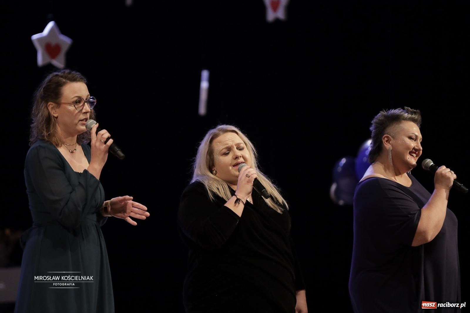 Zdjęcie w galerii na portalu naszraciborz.pl: Pełna widownia i wspólna energia. Gwiazdka Serc po raz 22. w Raciborskim Centrum Kultury [FOTO i WIDEO 2] wiadomości z regionu