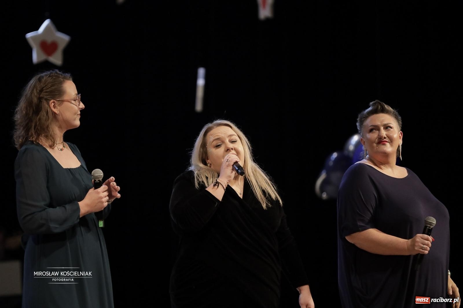 Zdjęcie w galerii na portalu naszraciborz.pl: Pełna widownia i wspólna energia. Gwiazdka Serc po raz 22. w Raciborskim Centrum Kultury [FOTO i WIDEO 2] wiadomości z regionu