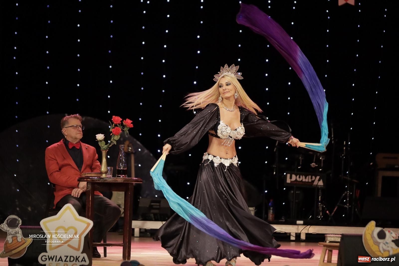 Zdjęcie w galerii na portalu naszraciborz.pl: Pełna widownia i wspólna energia. Gwiazdka Serc po raz 22. w Raciborskim Centrum Kultury [FOTO i WIDEO 2] wiadomości z regionu