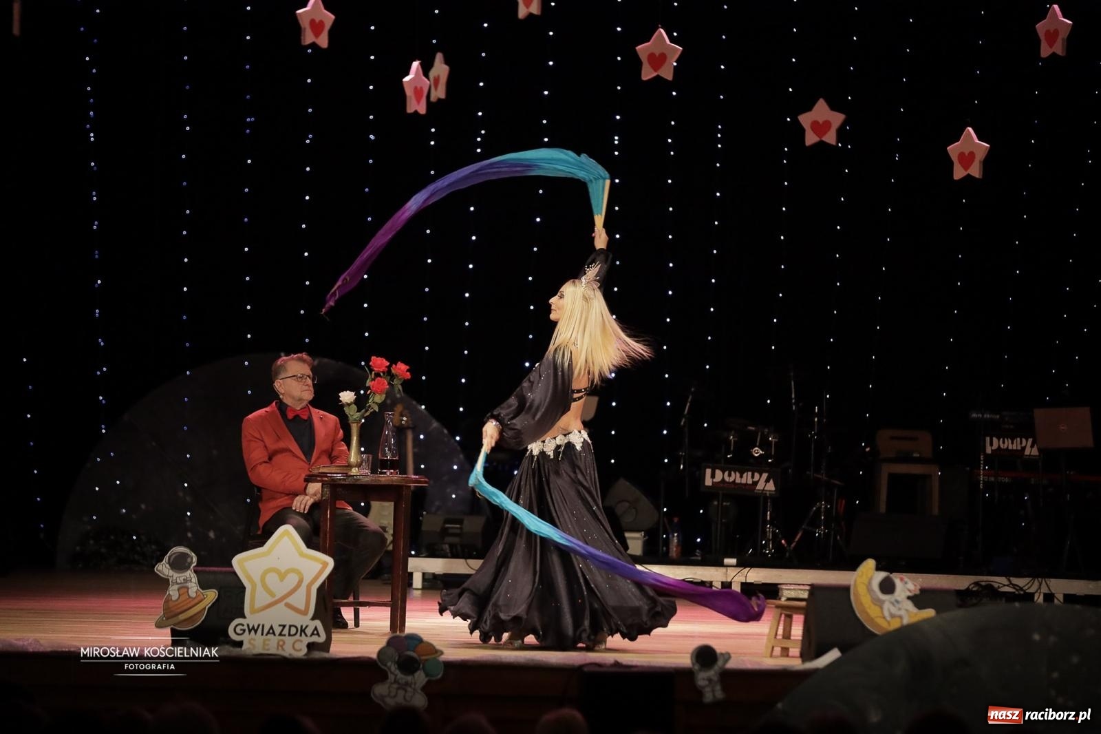 Zdjęcie w galerii na portalu naszraciborz.pl: Pełna widownia i wspólna energia. Gwiazdka Serc po raz 22. w Raciborskim Centrum Kultury [FOTO i WIDEO 2] wiadomości z regionu