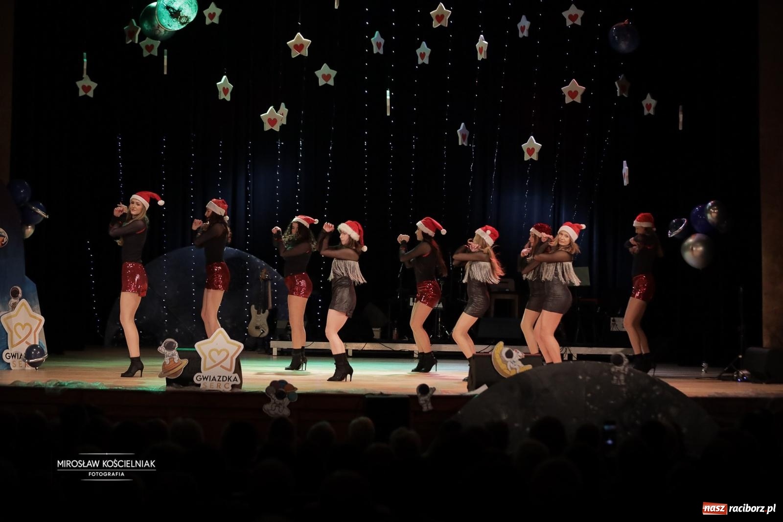 Zdjęcie w galerii na portalu naszraciborz.pl: Pełna widownia i wspólna energia. Gwiazdka Serc po raz 22. w Raciborskim Centrum Kultury [FOTO i WIDEO 2] wiadomości z regionu