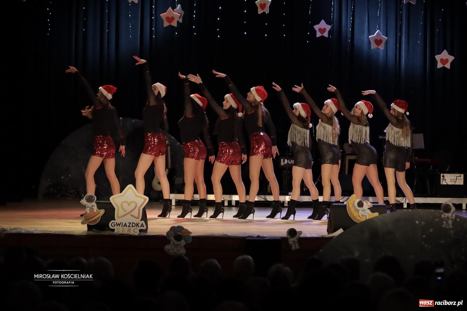 Zdjęcie w galerii na portalu naszraciborz.pl: Pełna widownia i wspólna energia. Gwiazdka Serc po raz 22. w Raciborskim Centrum Kultury [FOTO i WIDEO 2] wiadomości z regionu