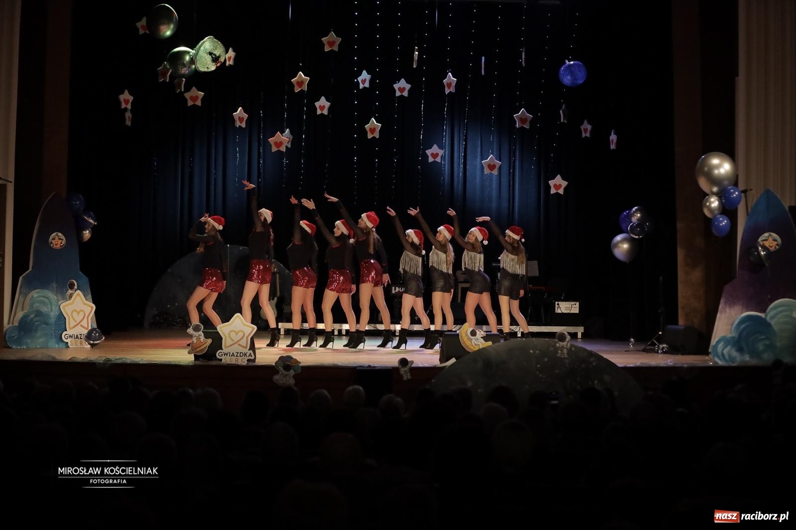 Zdjęcie w galerii na portalu naszraciborz.pl: Pełna widownia i wspólna energia. Gwiazdka Serc po raz 22. w Raciborskim Centrum Kultury [FOTO i WIDEO 2] wiadomości z regionu