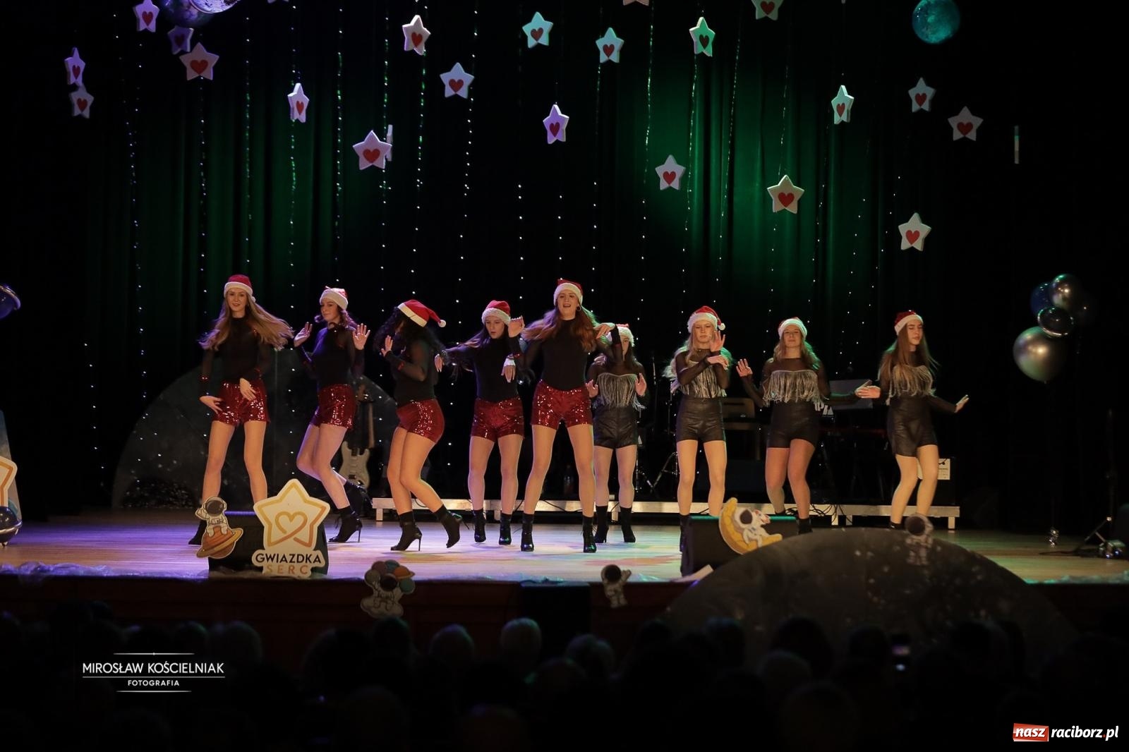 Zdjęcie w galerii na portalu naszraciborz.pl: Pełna widownia i wspólna energia. Gwiazdka Serc po raz 22. w Raciborskim Centrum Kultury [FOTO i WIDEO 2] wiadomości z regionu