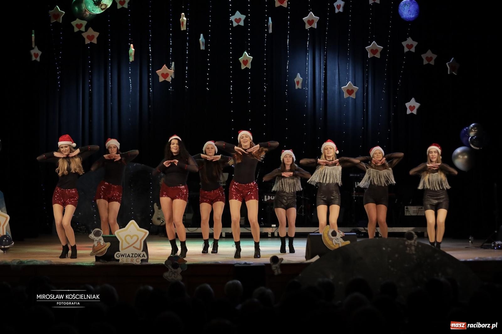 Zdjęcie w galerii na portalu naszraciborz.pl: Pełna widownia i wspólna energia. Gwiazdka Serc po raz 22. w Raciborskim Centrum Kultury [FOTO i WIDEO 2] wiadomości z regionu