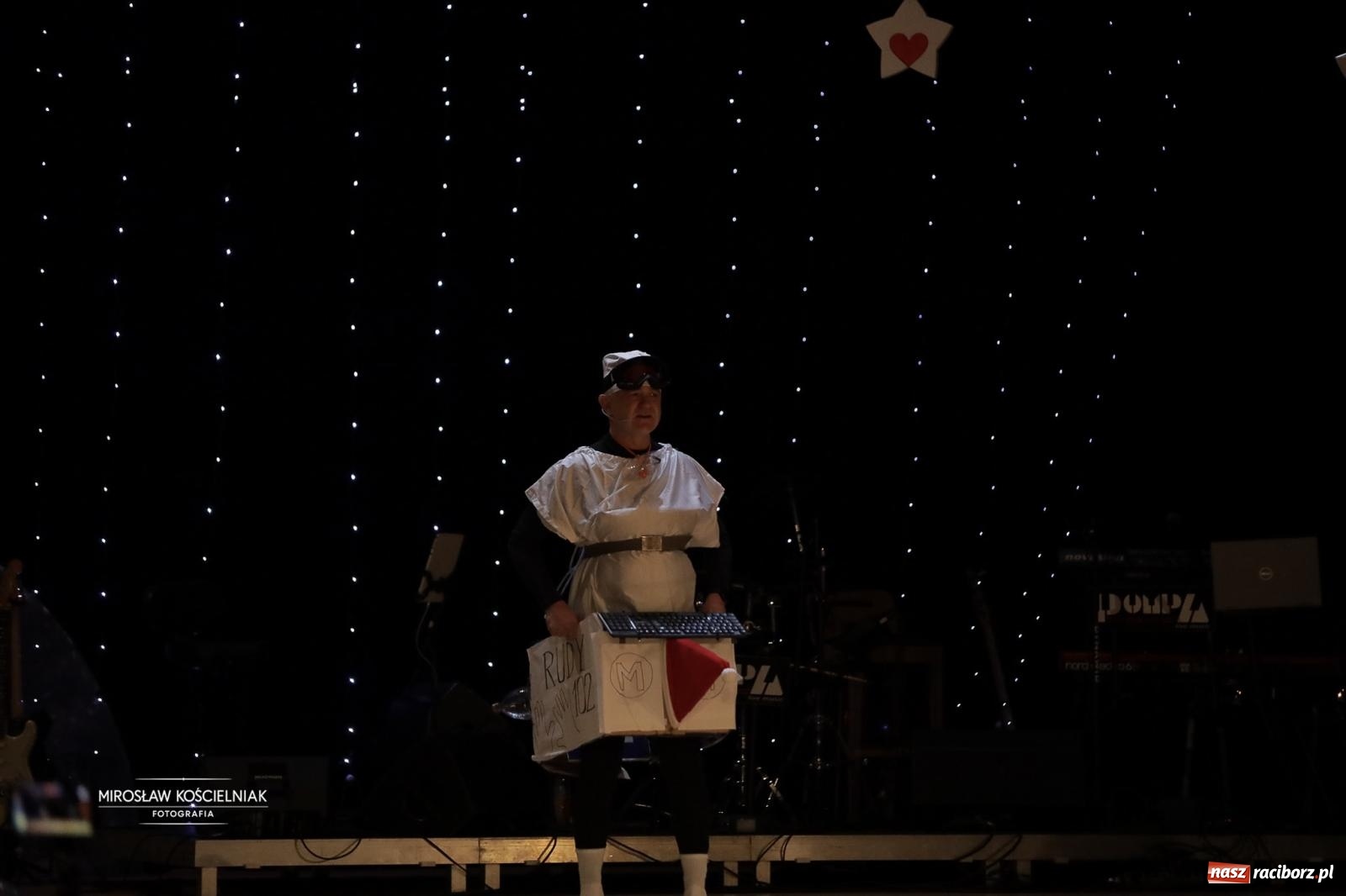 Zdjęcie w galerii na portalu naszraciborz.pl: Pełna widownia i wspólna energia. Gwiazdka Serc po raz 22. w Raciborskim Centrum Kultury [FOTO i WIDEO 2] wiadomości z regionu