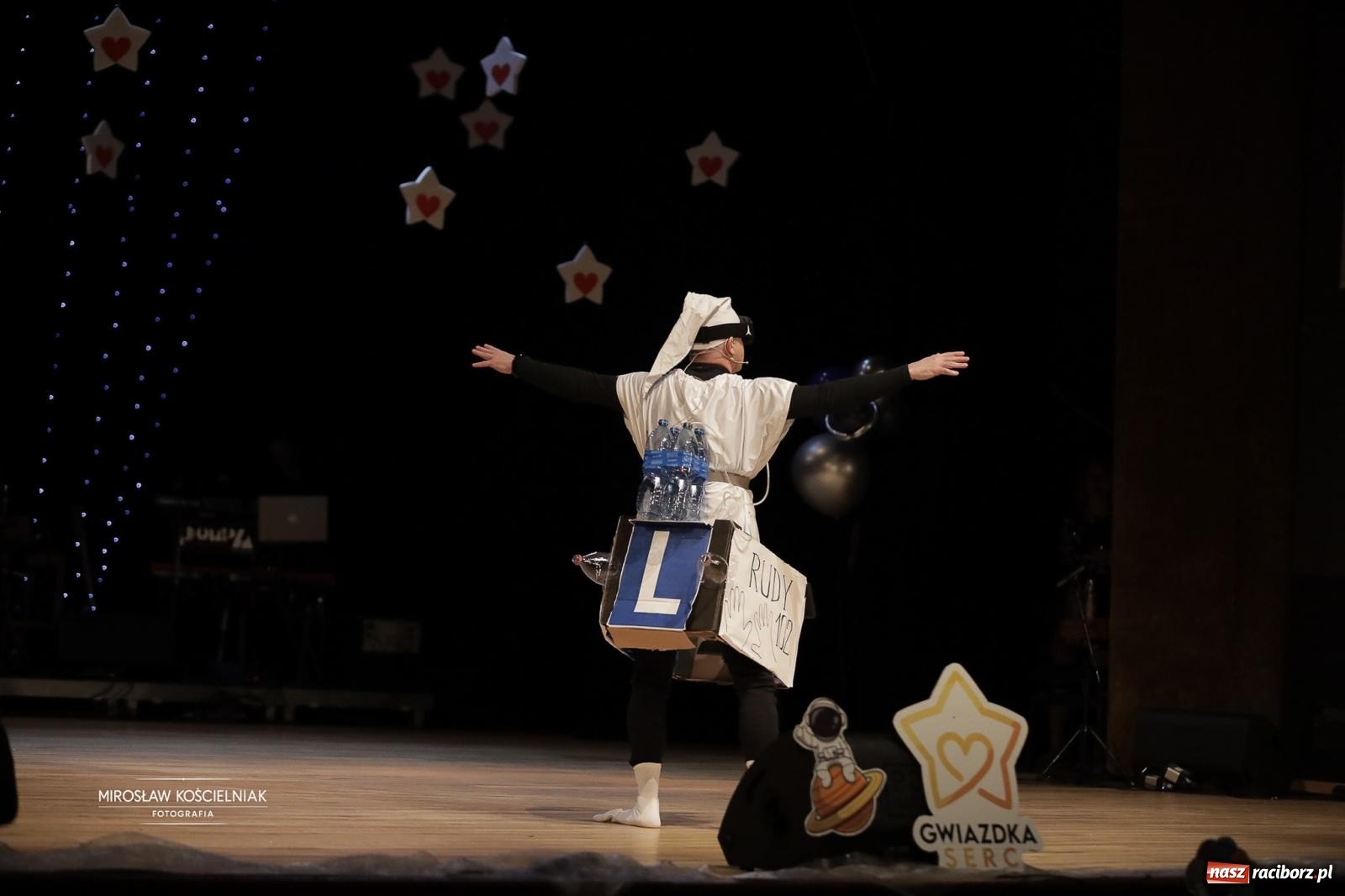 Zdjęcie w galerii na portalu naszraciborz.pl: Pełna widownia i wspólna energia. Gwiazdka Serc po raz 22. w Raciborskim Centrum Kultury [FOTO i WIDEO 2] wiadomości z regionu