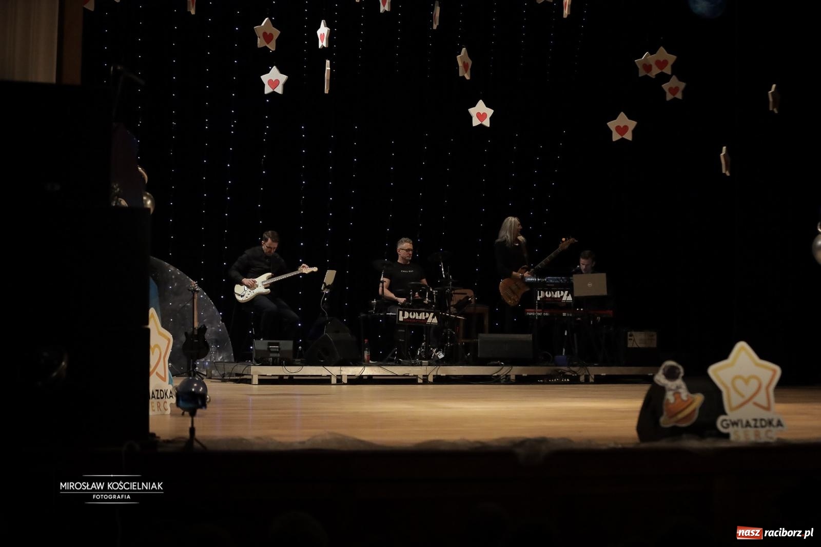 Zdjęcie w galerii na portalu naszraciborz.pl: Pełna widownia i wspólna energia. Gwiazdka Serc po raz 22. w Raciborskim Centrum Kultury [FOTO i WIDEO 2] wiadomości z regionu