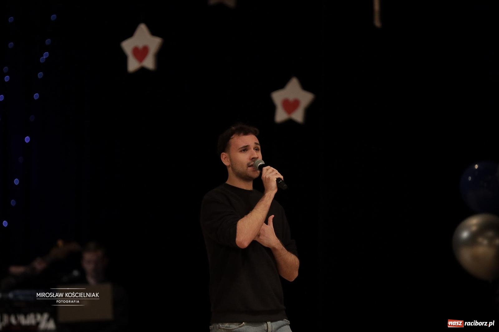 Zdjęcie w galerii na portalu naszraciborz.pl: Pełna widownia i wspólna energia. Gwiazdka Serc po raz 22. w Raciborskim Centrum Kultury [FOTO i WIDEO 2] wiadomości z regionu