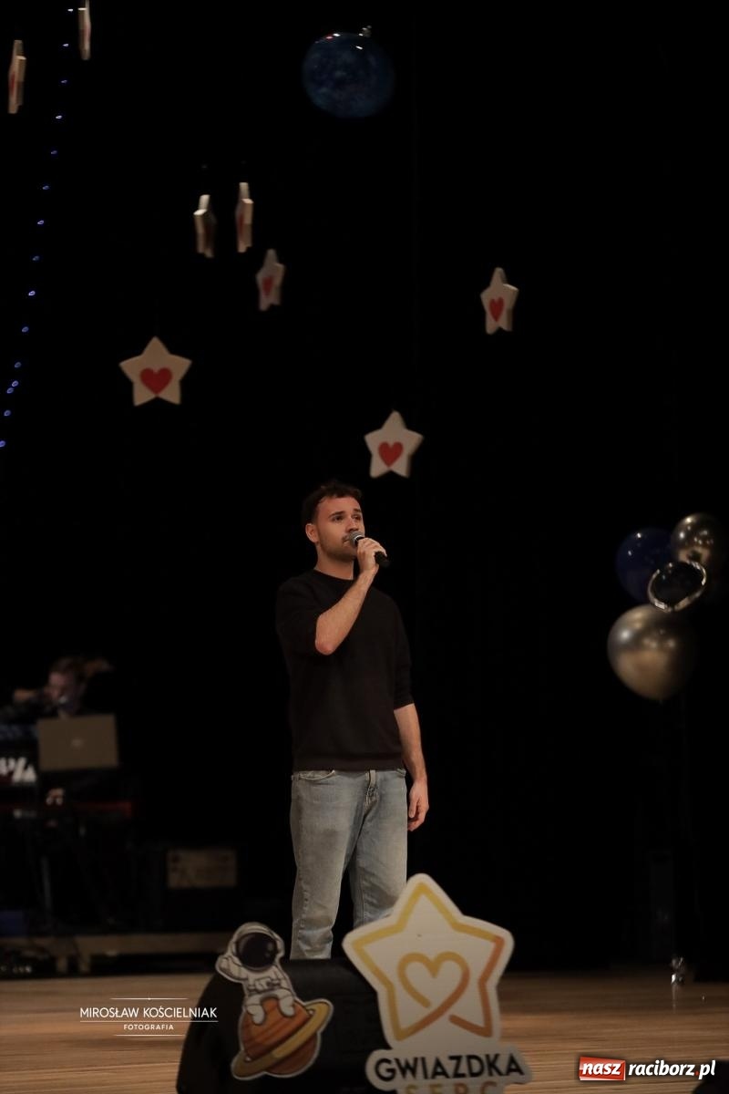 Zdjęcie w galerii na portalu naszraciborz.pl: Pełna widownia i wspólna energia. Gwiazdka Serc po raz 22. w Raciborskim Centrum Kultury [FOTO i WIDEO 2] wiadomości z regionu