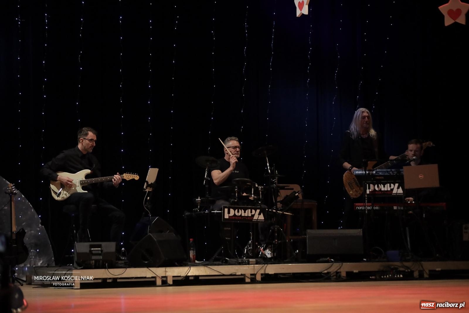 Zdjęcie w galerii na portalu naszraciborz.pl: Pełna widownia i wspólna energia. Gwiazdka Serc po raz 22. w Raciborskim Centrum Kultury [FOTO i WIDEO 2] wiadomości z regionu