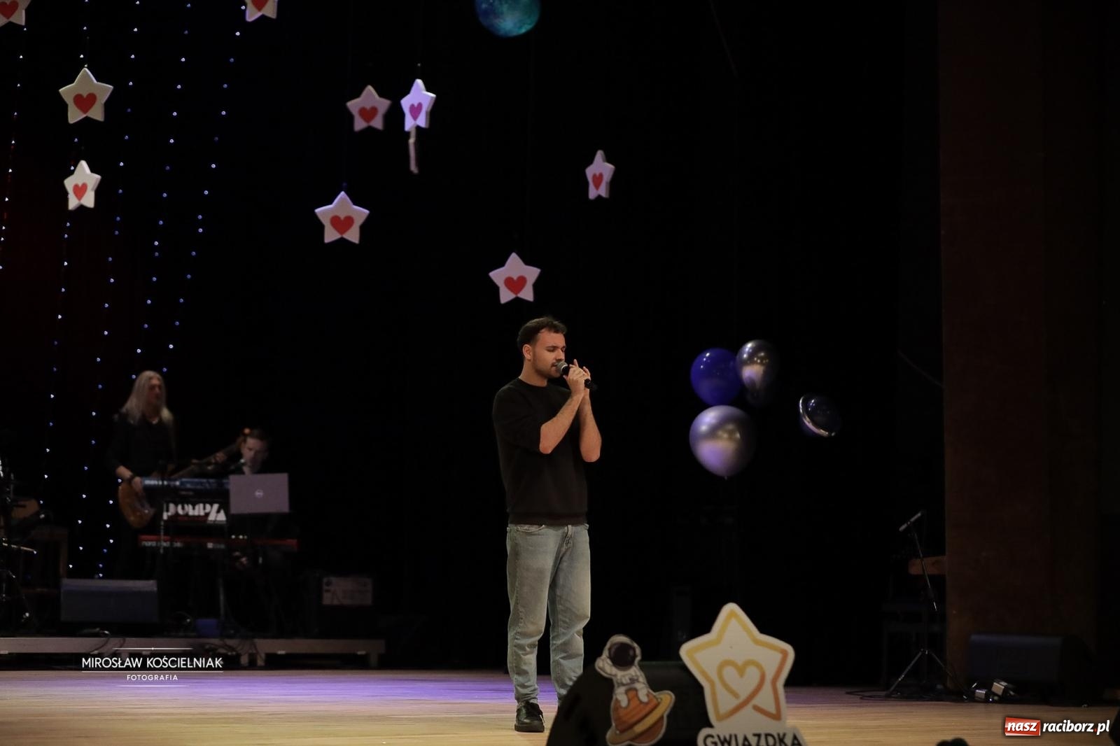 Zdjęcie w galerii na portalu naszraciborz.pl: Pełna widownia i wspólna energia. Gwiazdka Serc po raz 22. w Raciborskim Centrum Kultury [FOTO i WIDEO 2] wiadomości z regionu