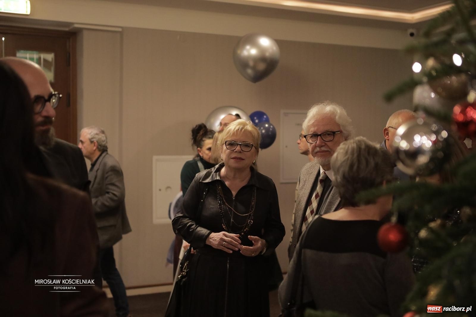 Zdjęcie w galerii na portalu naszraciborz.pl: Pełna widownia i wspólna energia. Gwiazdka Serc po raz 22. w Raciborskim Centrum Kultury [FOTO i WIDEO 2] wiadomości z regionu