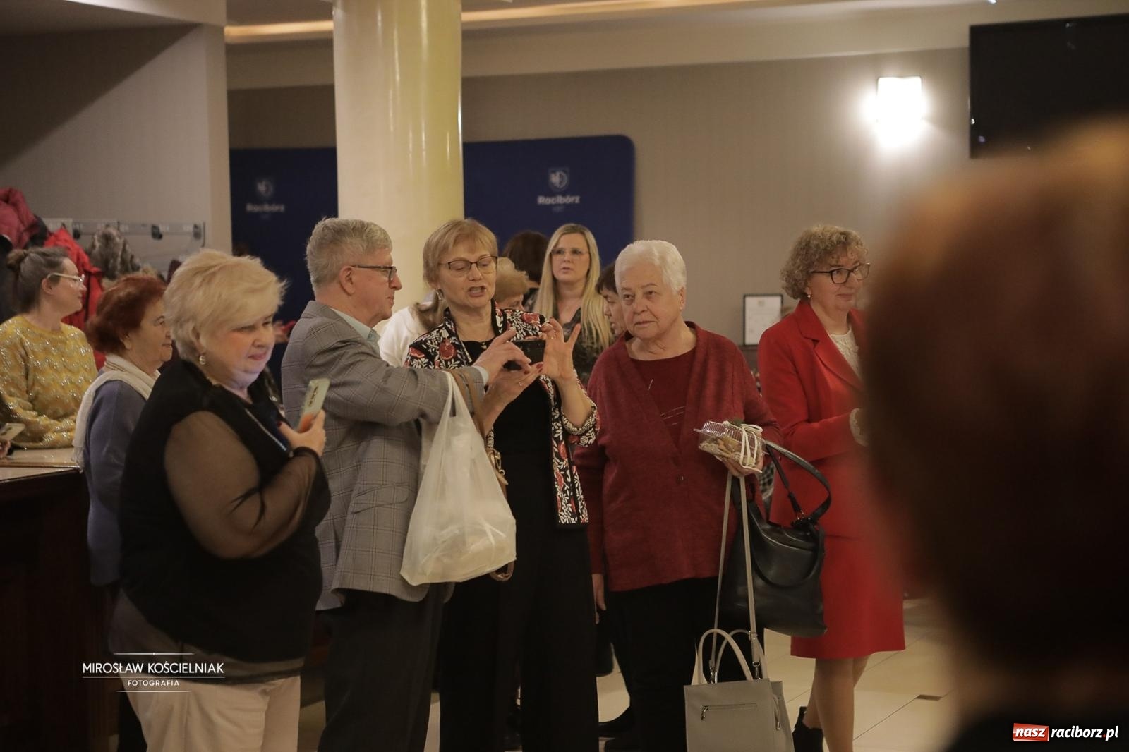 Zdjęcie w galerii na portalu naszraciborz.pl: Pełna widownia i wspólna energia. Gwiazdka Serc po raz 22. w Raciborskim Centrum Kultury [FOTO i WIDEO 2] wiadomości z regionu