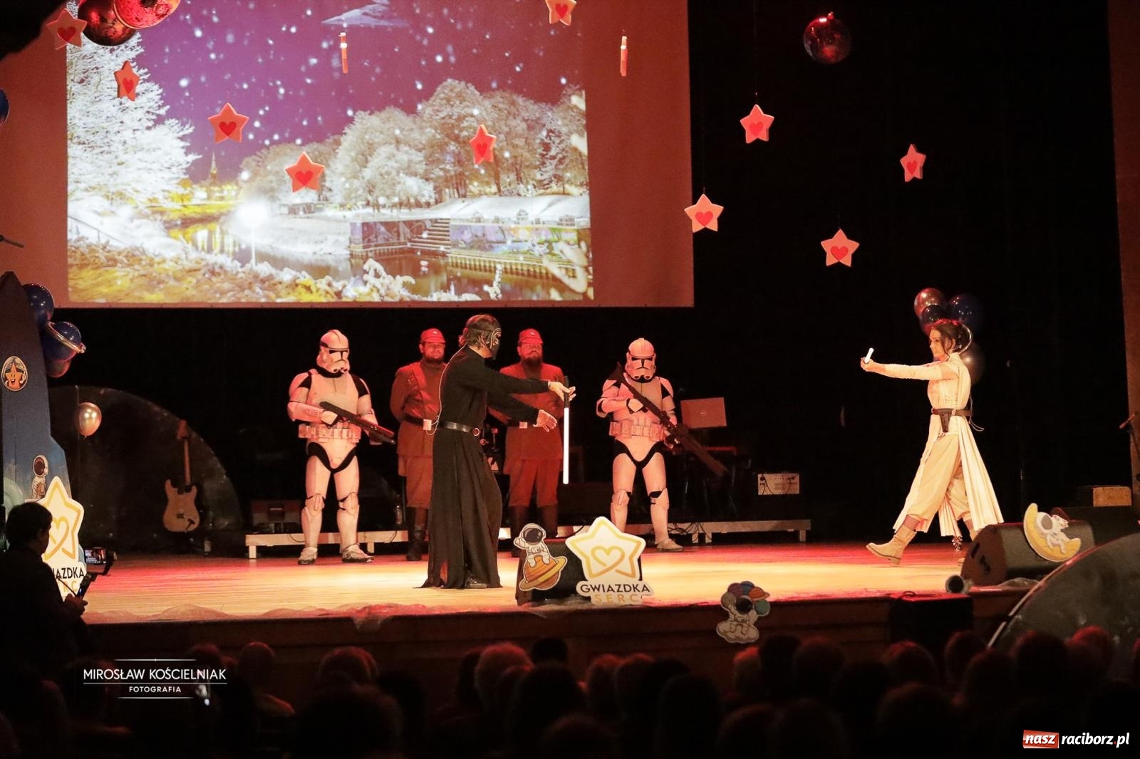 Zdjęcie w galerii na portalu naszraciborz.pl: Pełna widownia i wspólna energia. Gwiazdka Serc po raz 22. w Raciborskim Centrum Kultury [FOTO i WIDEO 2] wiadomości z regionu