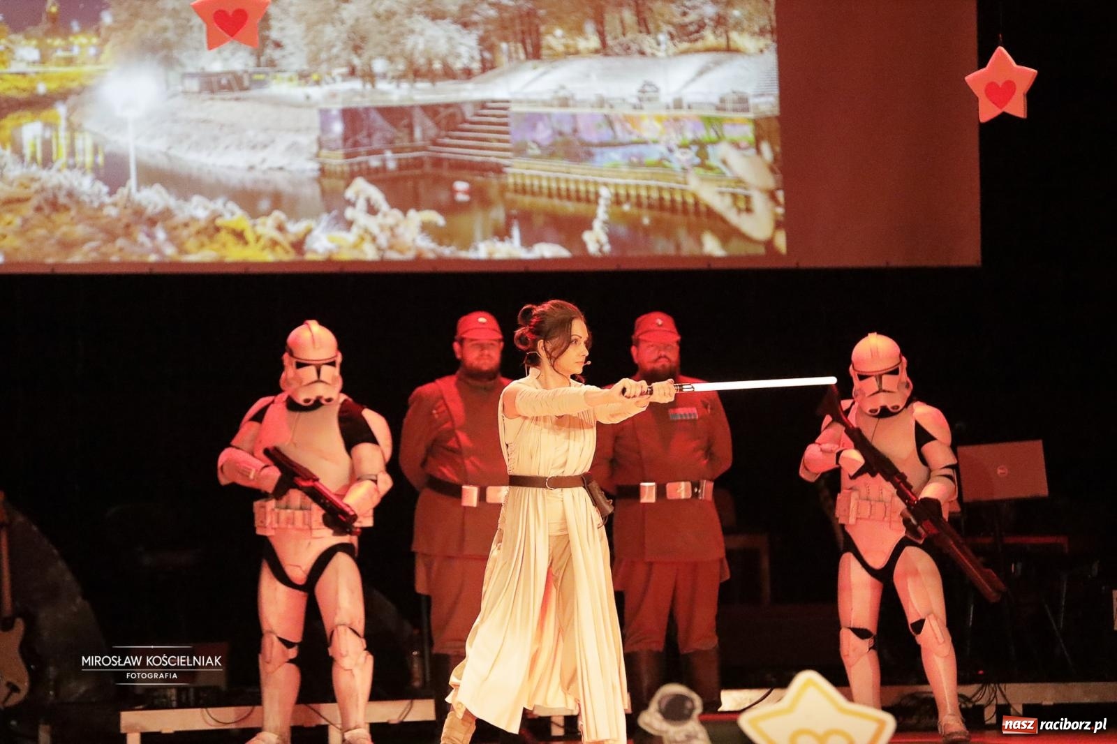 Zdjęcie w galerii na portalu naszraciborz.pl: Pełna widownia i wspólna energia. Gwiazdka Serc po raz 22. w Raciborskim Centrum Kultury [FOTO i WIDEO 2] wiadomości z regionu