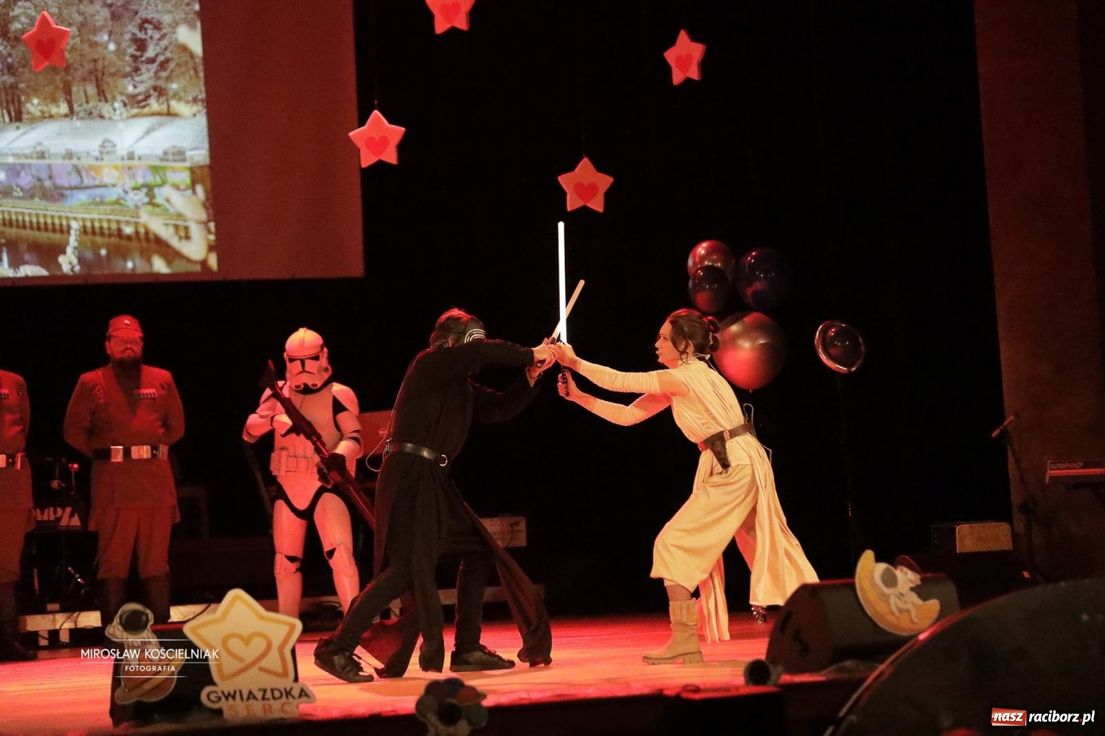 Zdjęcie w galerii na portalu naszraciborz.pl: Pełna widownia i wspólna energia. Gwiazdka Serc po raz 22. w Raciborskim Centrum Kultury [FOTO i WIDEO 2] wiadomości z regionu