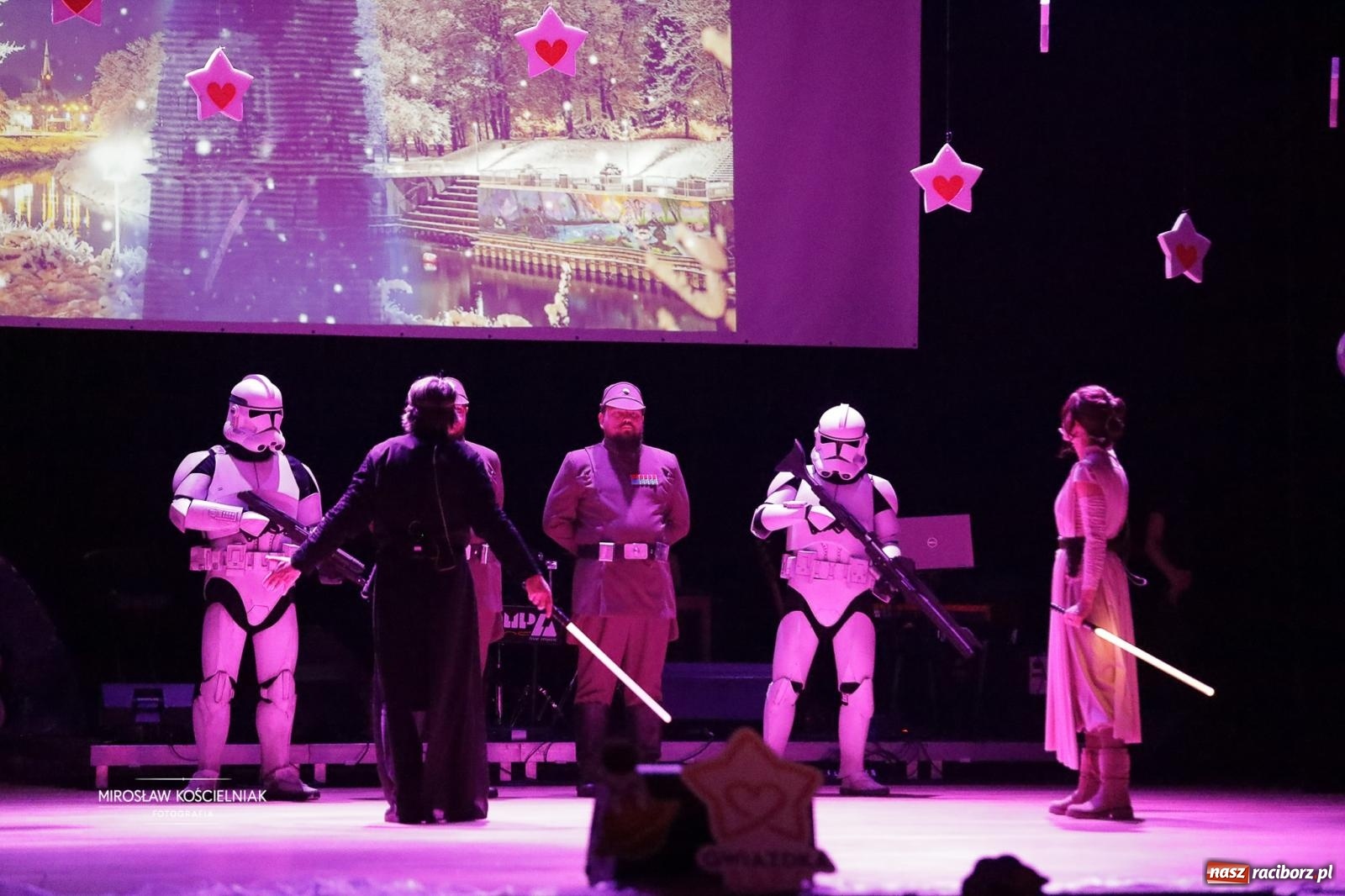 Zdjęcie w galerii na portalu naszraciborz.pl: Pełna widownia i wspólna energia. Gwiazdka Serc po raz 22. w Raciborskim Centrum Kultury [FOTO i WIDEO 2] wiadomości z regionu