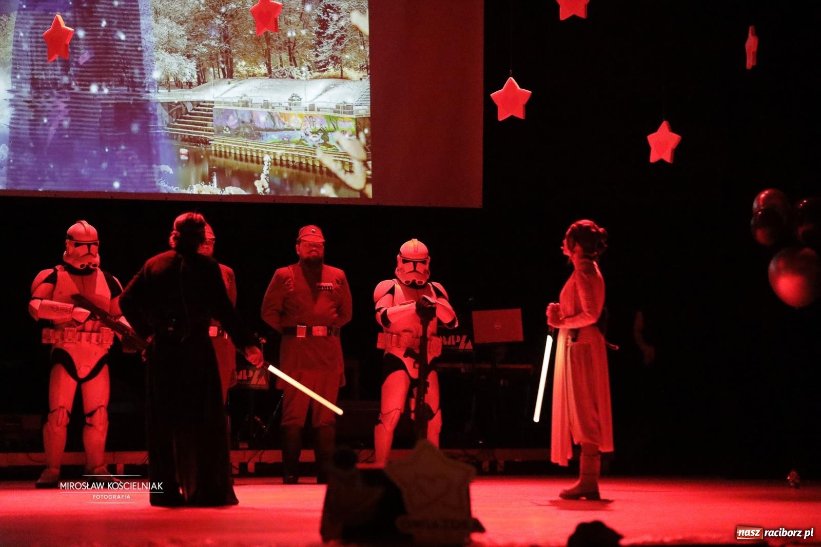 Zdjęcie w galerii na portalu naszraciborz.pl: Pełna widownia i wspólna energia. Gwiazdka Serc po raz 22. w Raciborskim Centrum Kultury [FOTO i WIDEO 2] wiadomości z regionu