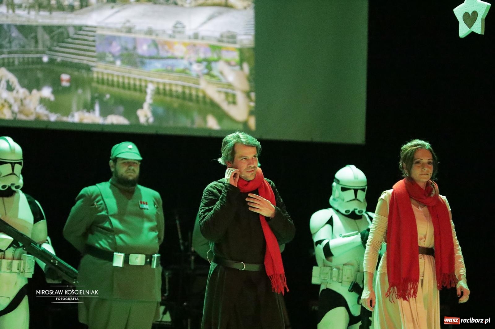 Zdjęcie w galerii na portalu naszraciborz.pl: Pełna widownia i wspólna energia. Gwiazdka Serc po raz 22. w Raciborskim Centrum Kultury [FOTO i WIDEO 2] wiadomości z regionu