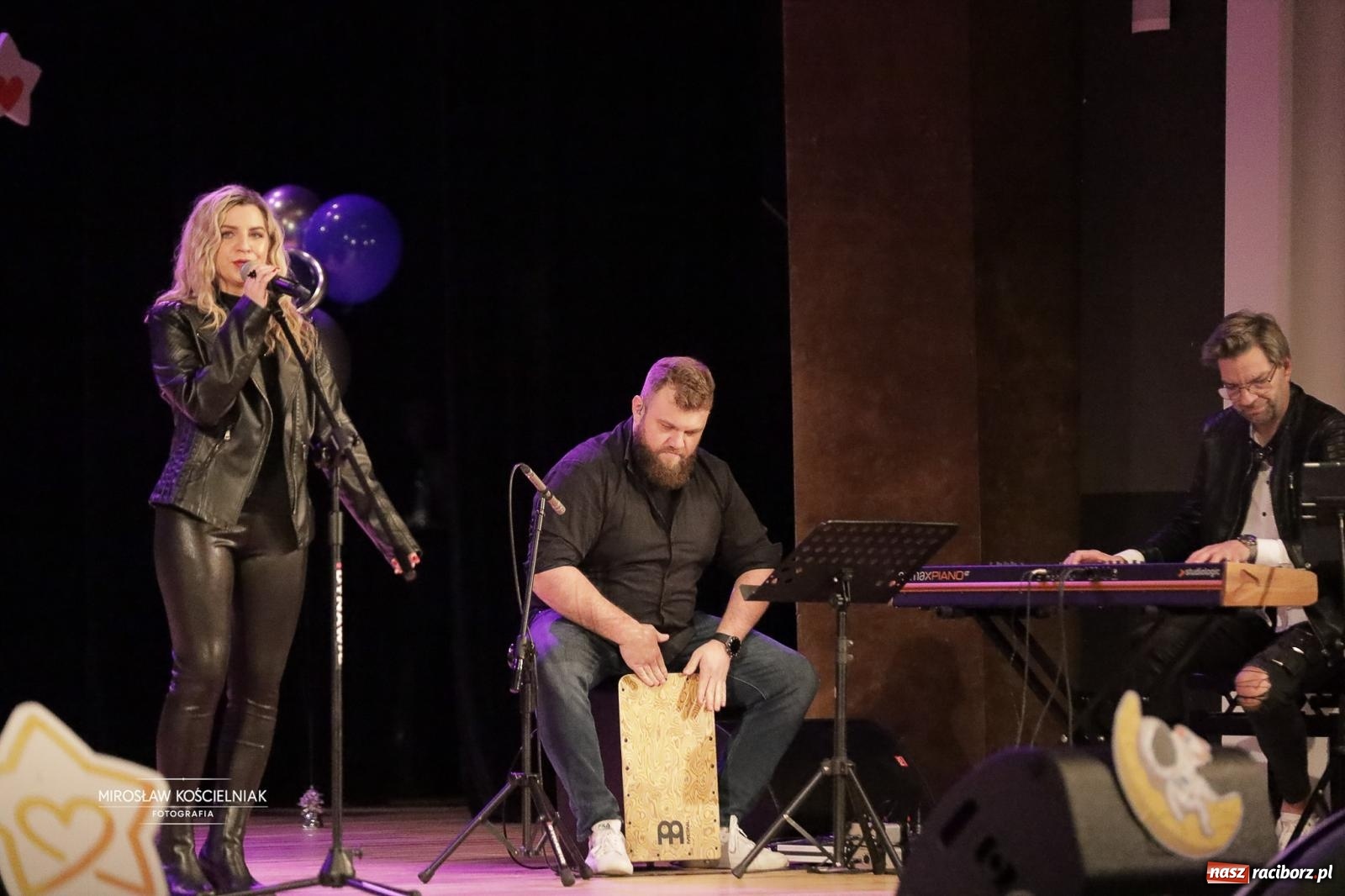 Zdjęcie w galerii na portalu naszraciborz.pl: Pełna widownia i wspólna energia. Gwiazdka Serc po raz 22. w Raciborskim Centrum Kultury [FOTO i WIDEO 2] wiadomości z regionu