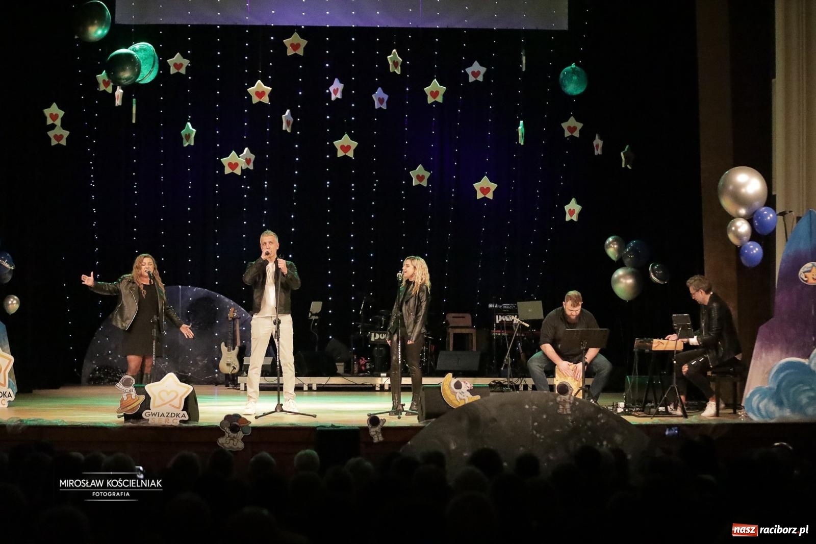 Zdjęcie w galerii na portalu naszraciborz.pl: Pełna widownia i wspólna energia. Gwiazdka Serc po raz 22. w Raciborskim Centrum Kultury [FOTO i WIDEO 2] wiadomości z regionu