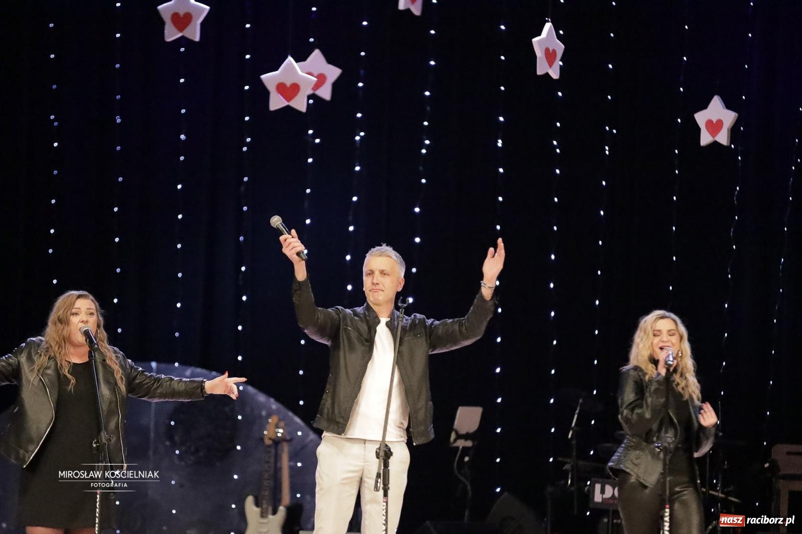 Zdjęcie w galerii na portalu naszraciborz.pl: Pełna widownia i wspólna energia. Gwiazdka Serc po raz 22. w Raciborskim Centrum Kultury [FOTO i WIDEO 2] wiadomości z regionu