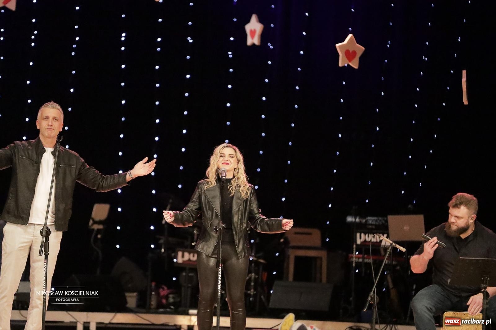 Zdjęcie w galerii na portalu naszraciborz.pl: Pełna widownia i wspólna energia. Gwiazdka Serc po raz 22. w Raciborskim Centrum Kultury [FOTO i WIDEO 2] wiadomości z regionu