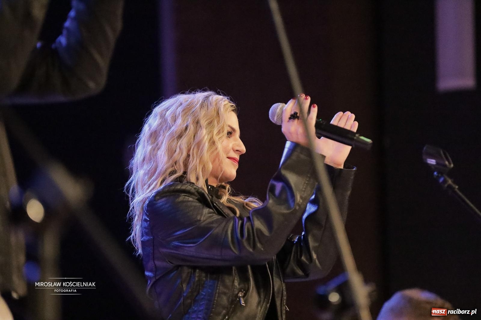 Zdjęcie w galerii na portalu naszraciborz.pl: Pełna widownia i wspólna energia. Gwiazdka Serc po raz 22. w Raciborskim Centrum Kultury [FOTO i WIDEO 2] wiadomości z regionu