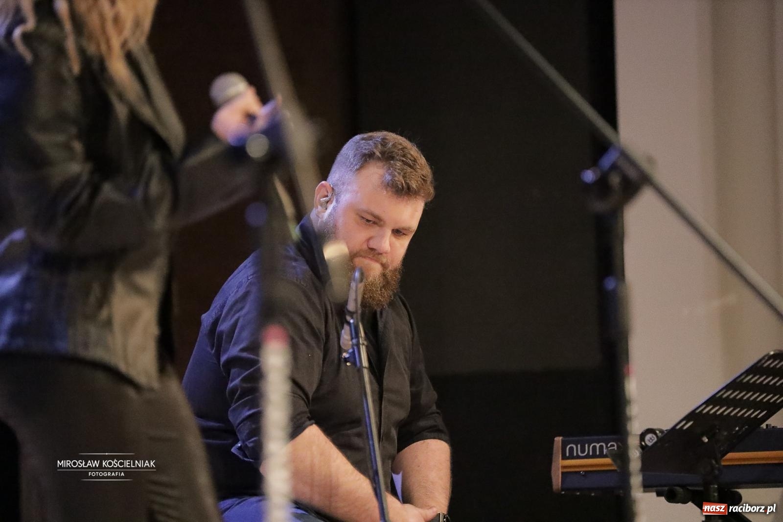 Zdjęcie w galerii na portalu naszraciborz.pl: Pełna widownia i wspólna energia. Gwiazdka Serc po raz 22. w Raciborskim Centrum Kultury [FOTO i WIDEO 2] wiadomości z regionu