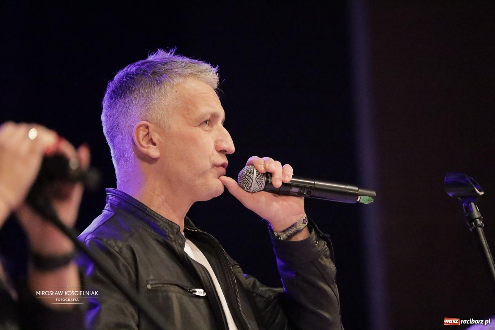 Zdjęcie w galerii na portalu naszraciborz.pl: Pełna widownia i wspólna energia. Gwiazdka Serc po raz 22. w Raciborskim Centrum Kultury [FOTO i WIDEO 2] wiadomości z regionu