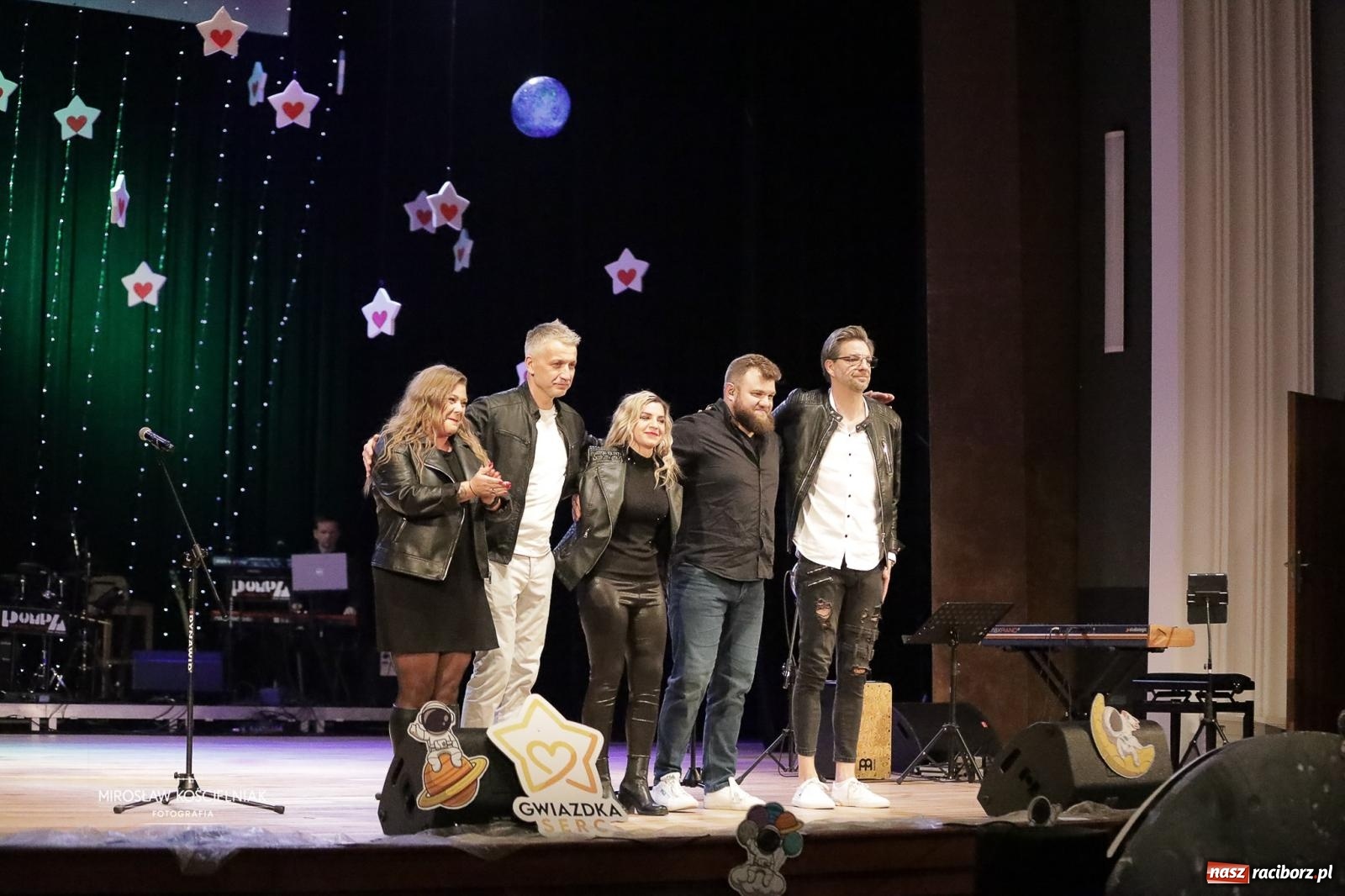 Zdjęcie w galerii na portalu naszraciborz.pl: Pełna widownia i wspólna energia. Gwiazdka Serc po raz 22. w Raciborskim Centrum Kultury [FOTO i WIDEO 2] wiadomości z regionu