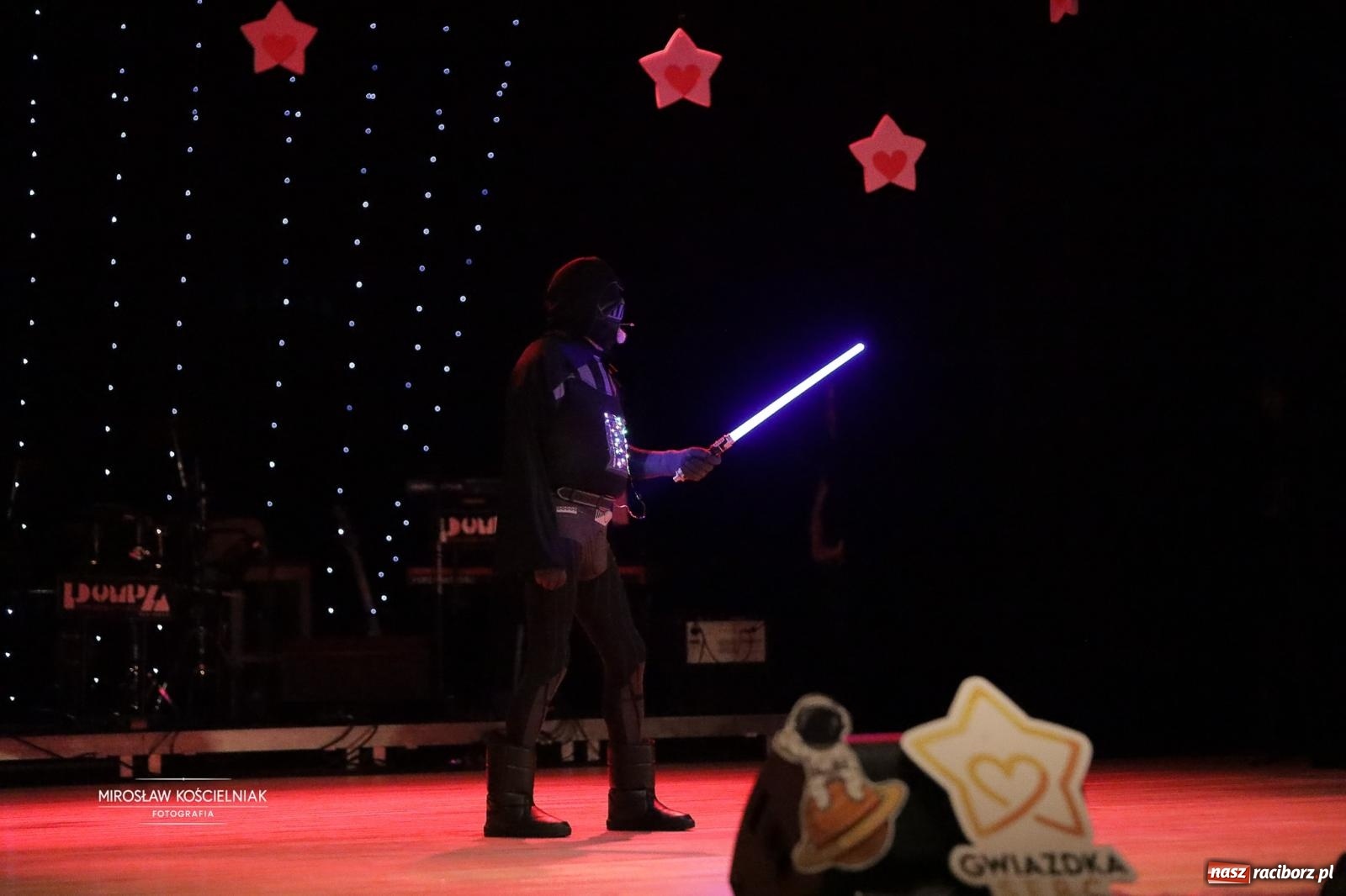 Zdjęcie w galerii na portalu naszraciborz.pl: Pełna widownia i wspólna energia. Gwiazdka Serc po raz 22. w Raciborskim Centrum Kultury [FOTO i WIDEO 2] wiadomości z regionu