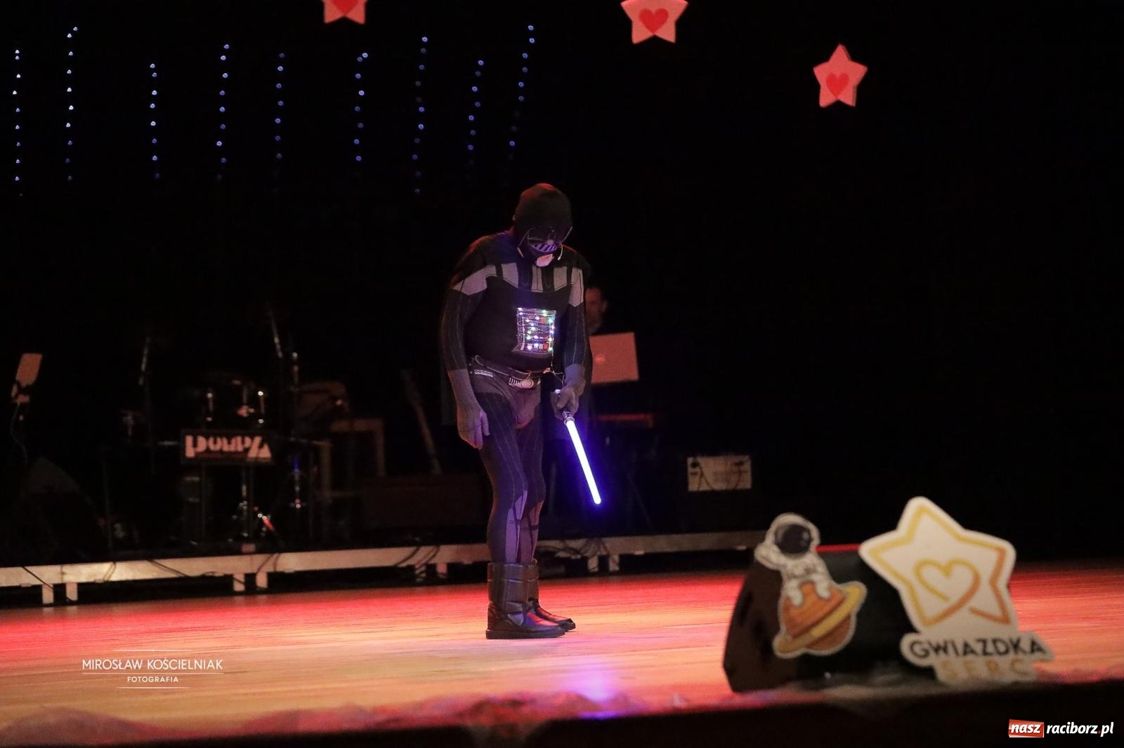 Zdjęcie w galerii na portalu naszraciborz.pl: Pełna widownia i wspólna energia. Gwiazdka Serc po raz 22. w Raciborskim Centrum Kultury [FOTO i WIDEO 2] wiadomości z regionu