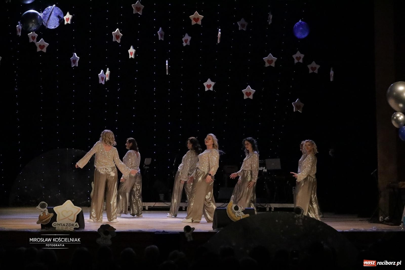 Zdjęcie w galerii na portalu naszraciborz.pl: Pełna widownia i wspólna energia. Gwiazdka Serc po raz 22. w Raciborskim Centrum Kultury [FOTO i WIDEO 2] wiadomości z regionu