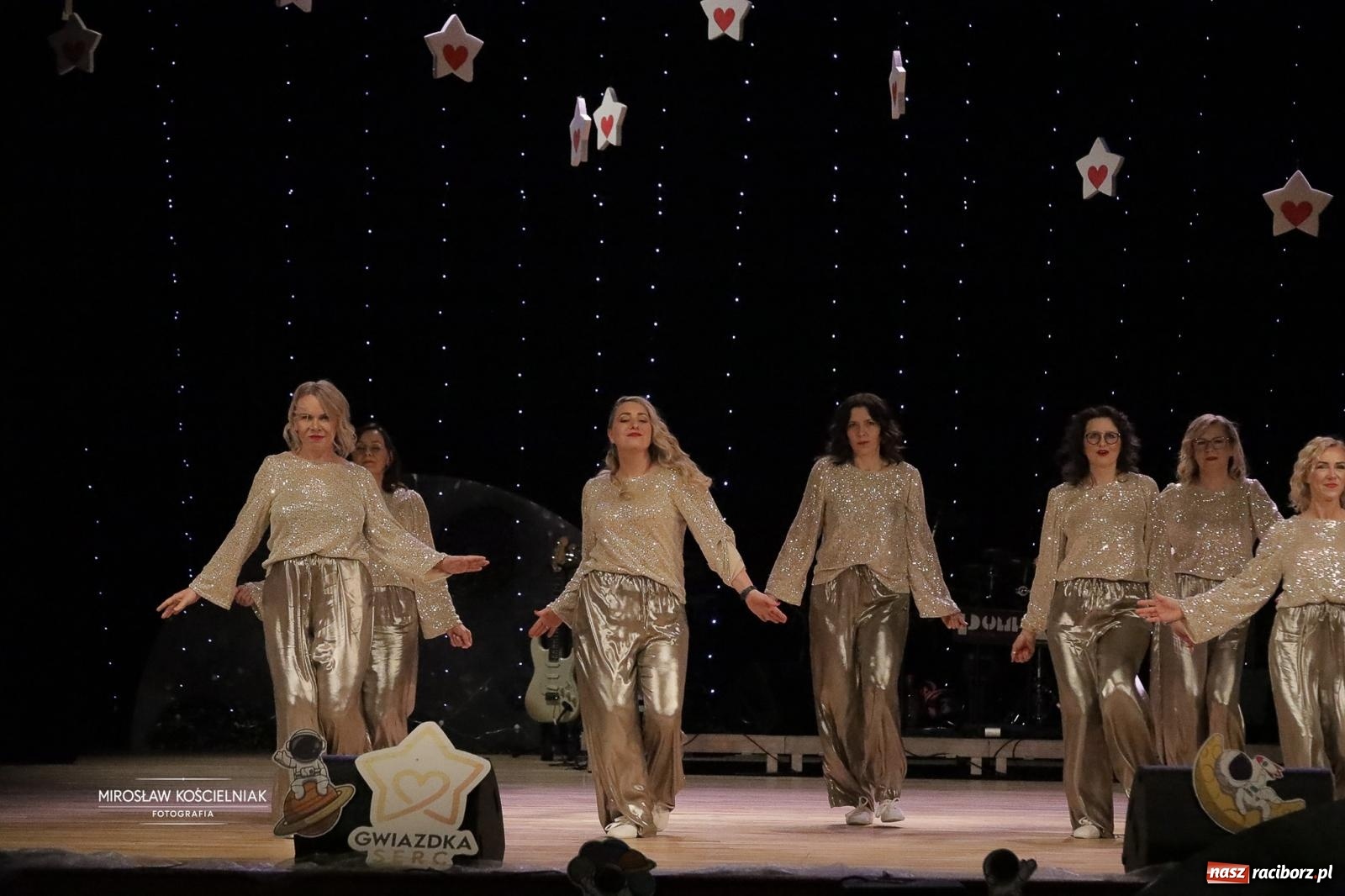 Zdjęcie w galerii na portalu naszraciborz.pl: Pełna widownia i wspólna energia. Gwiazdka Serc po raz 22. w Raciborskim Centrum Kultury [FOTO i WIDEO 2] wiadomości z regionu