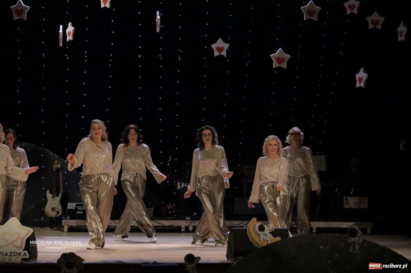 Zdjęcie w galerii na portalu naszraciborz.pl: Pełna widownia i wspólna energia. Gwiazdka Serc po raz 22. w Raciborskim Centrum Kultury [FOTO i WIDEO 2] wiadomości z regionu