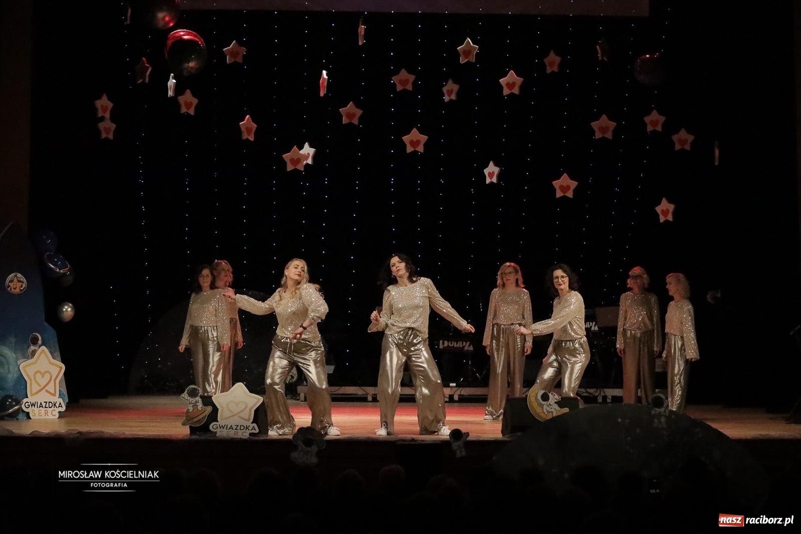 Zdjęcie w galerii na portalu naszraciborz.pl: Pełna widownia i wspólna energia. Gwiazdka Serc po raz 22. w Raciborskim Centrum Kultury [FOTO i WIDEO 2] wiadomości z regionu
