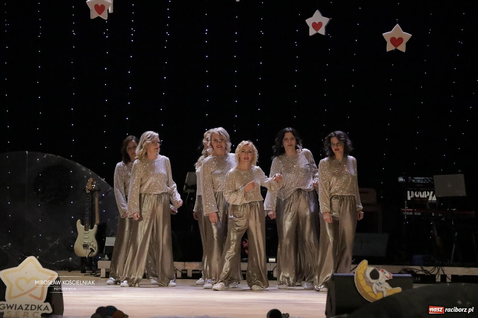 Zdjęcie w galerii na portalu naszraciborz.pl: Pełna widownia i wspólna energia. Gwiazdka Serc po raz 22. w Raciborskim Centrum Kultury [FOTO i WIDEO 2] wiadomości z regionu