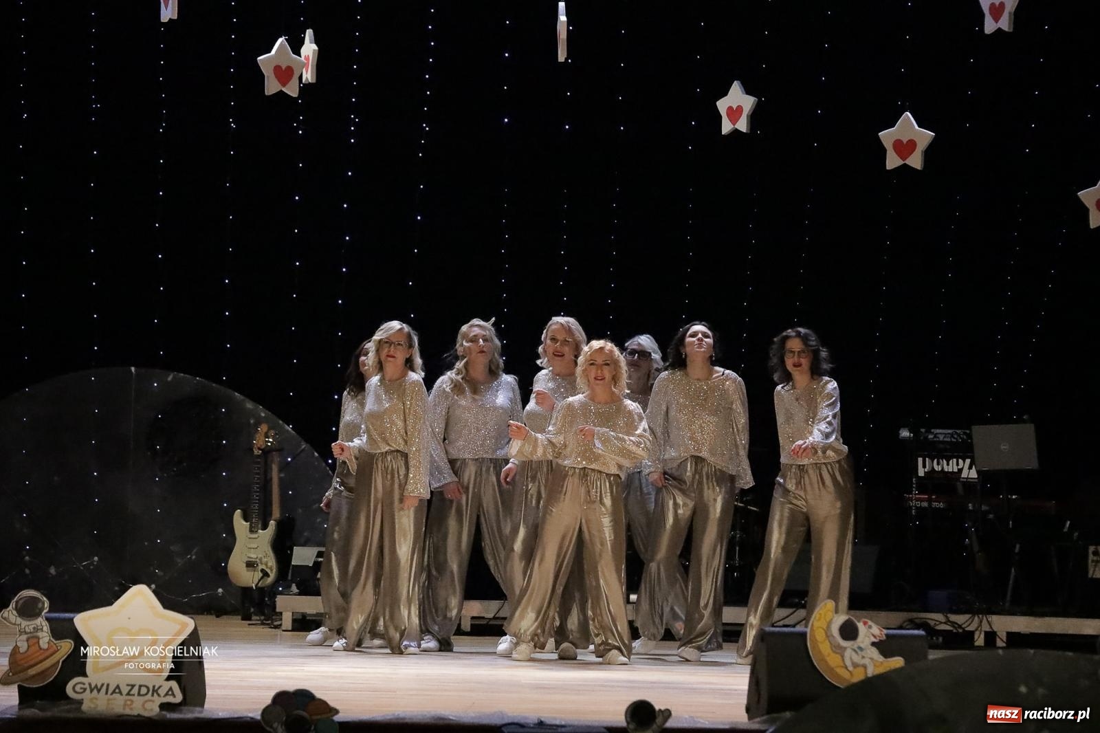 Zdjęcie w galerii na portalu naszraciborz.pl: Pełna widownia i wspólna energia. Gwiazdka Serc po raz 22. w Raciborskim Centrum Kultury [FOTO i WIDEO 2] wiadomości z regionu