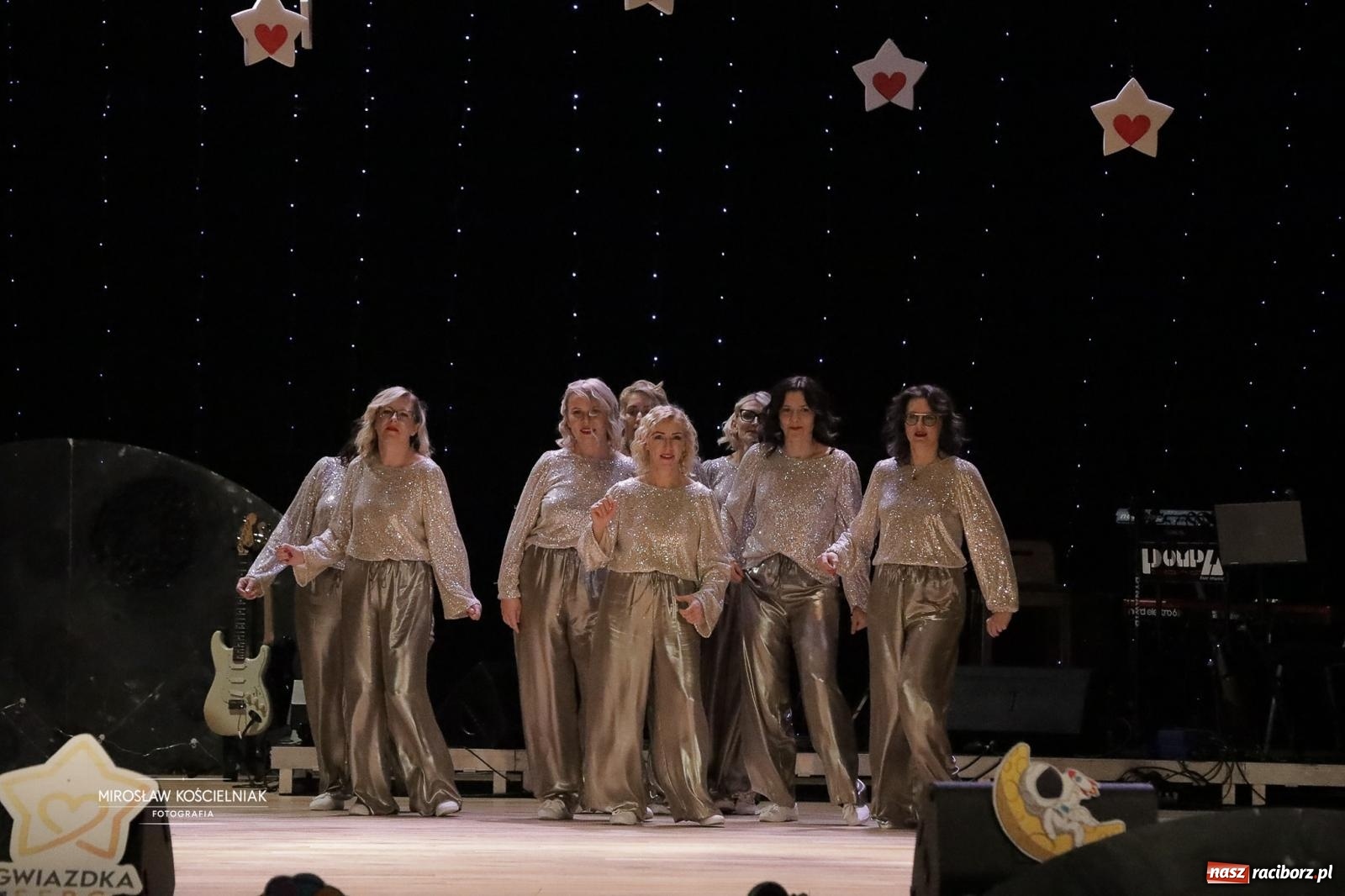 Zdjęcie w galerii na portalu naszraciborz.pl: Pełna widownia i wspólna energia. Gwiazdka Serc po raz 22. w Raciborskim Centrum Kultury [FOTO i WIDEO 2] wiadomości z regionu