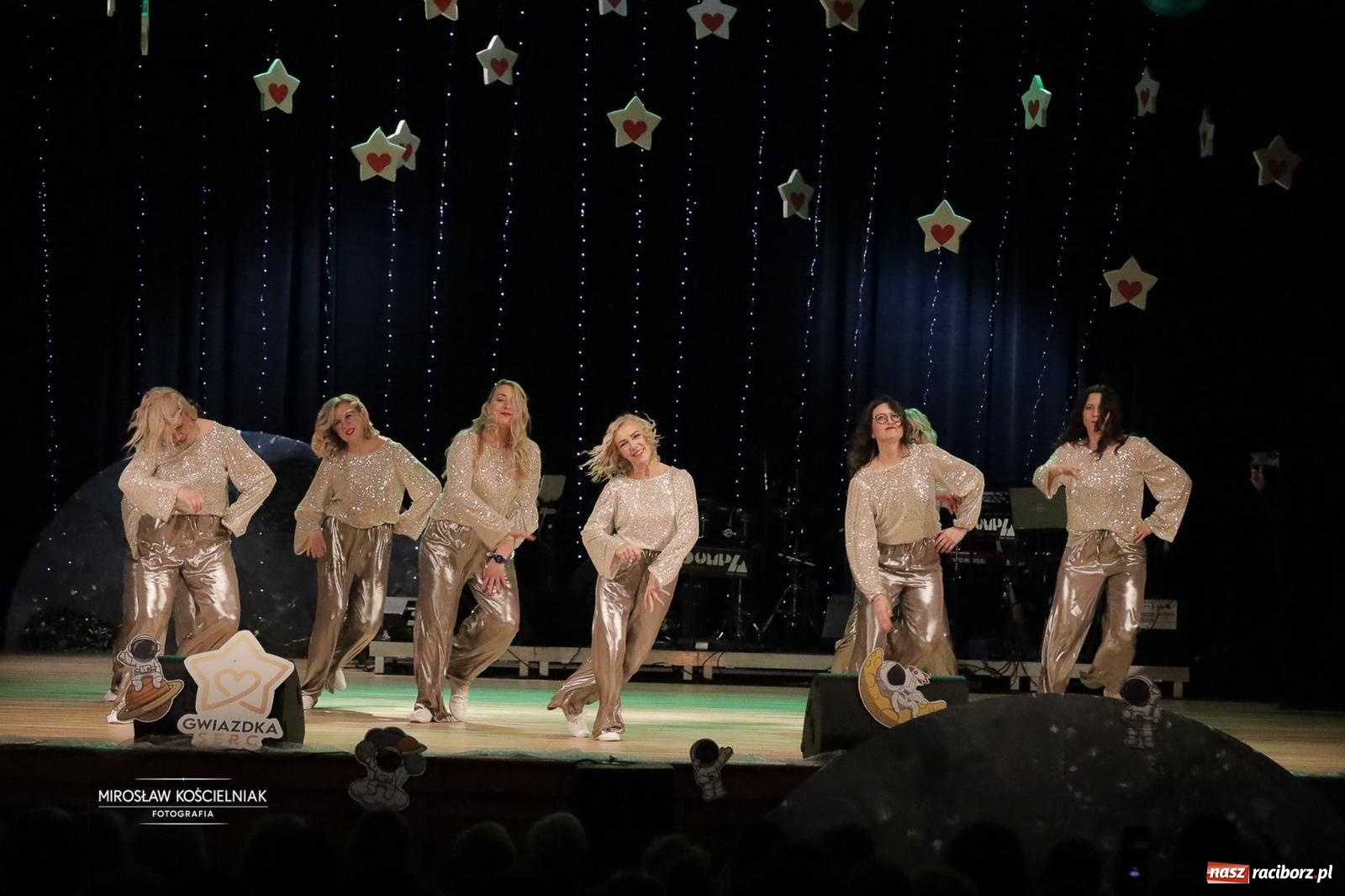 Zdjęcie w galerii na portalu naszraciborz.pl: Pełna widownia i wspólna energia. Gwiazdka Serc po raz 22. w Raciborskim Centrum Kultury [FOTO i WIDEO 2] wiadomości z regionu