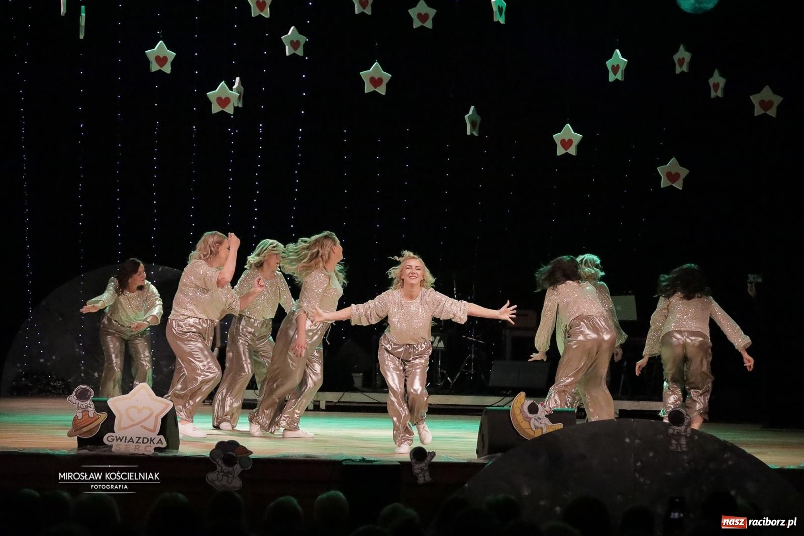 Zdjęcie w galerii na portalu naszraciborz.pl: Pełna widownia i wspólna energia. Gwiazdka Serc po raz 22. w Raciborskim Centrum Kultury [FOTO i WIDEO 2] wiadomości z regionu