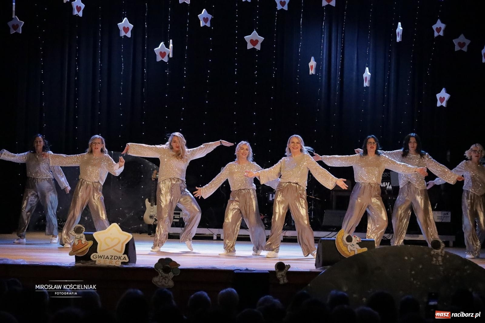 Zdjęcie w galerii na portalu naszraciborz.pl: Pełna widownia i wspólna energia. Gwiazdka Serc po raz 22. w Raciborskim Centrum Kultury [FOTO i WIDEO 2] wiadomości z regionu