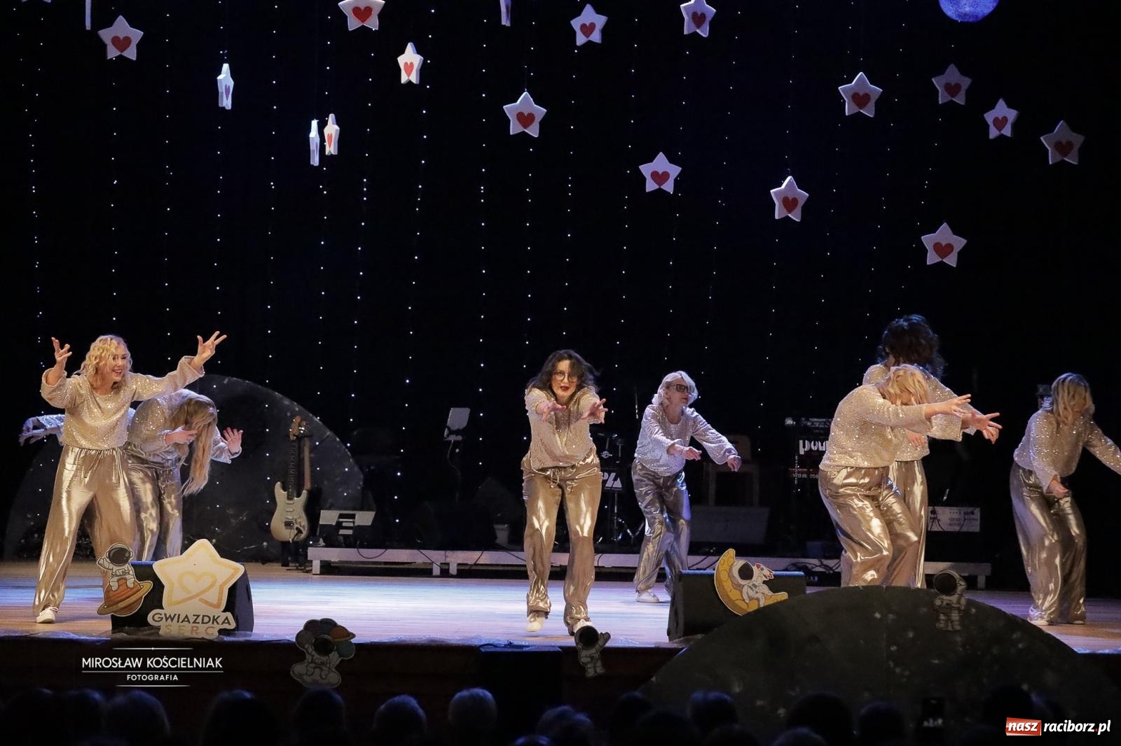 Zdjęcie w galerii na portalu naszraciborz.pl: Pełna widownia i wspólna energia. Gwiazdka Serc po raz 22. w Raciborskim Centrum Kultury [FOTO i WIDEO 2] wiadomości z regionu