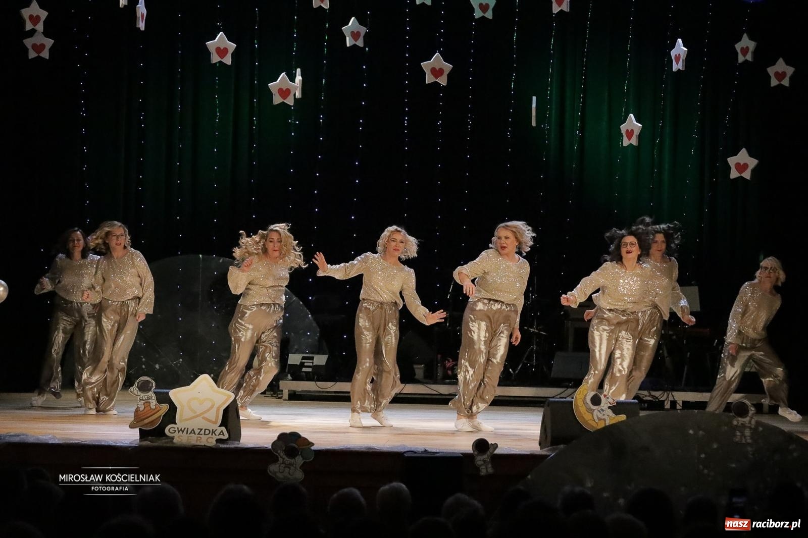 Zdjęcie w galerii na portalu naszraciborz.pl: Pełna widownia i wspólna energia. Gwiazdka Serc po raz 22. w Raciborskim Centrum Kultury [FOTO i WIDEO 2] wiadomości z regionu
