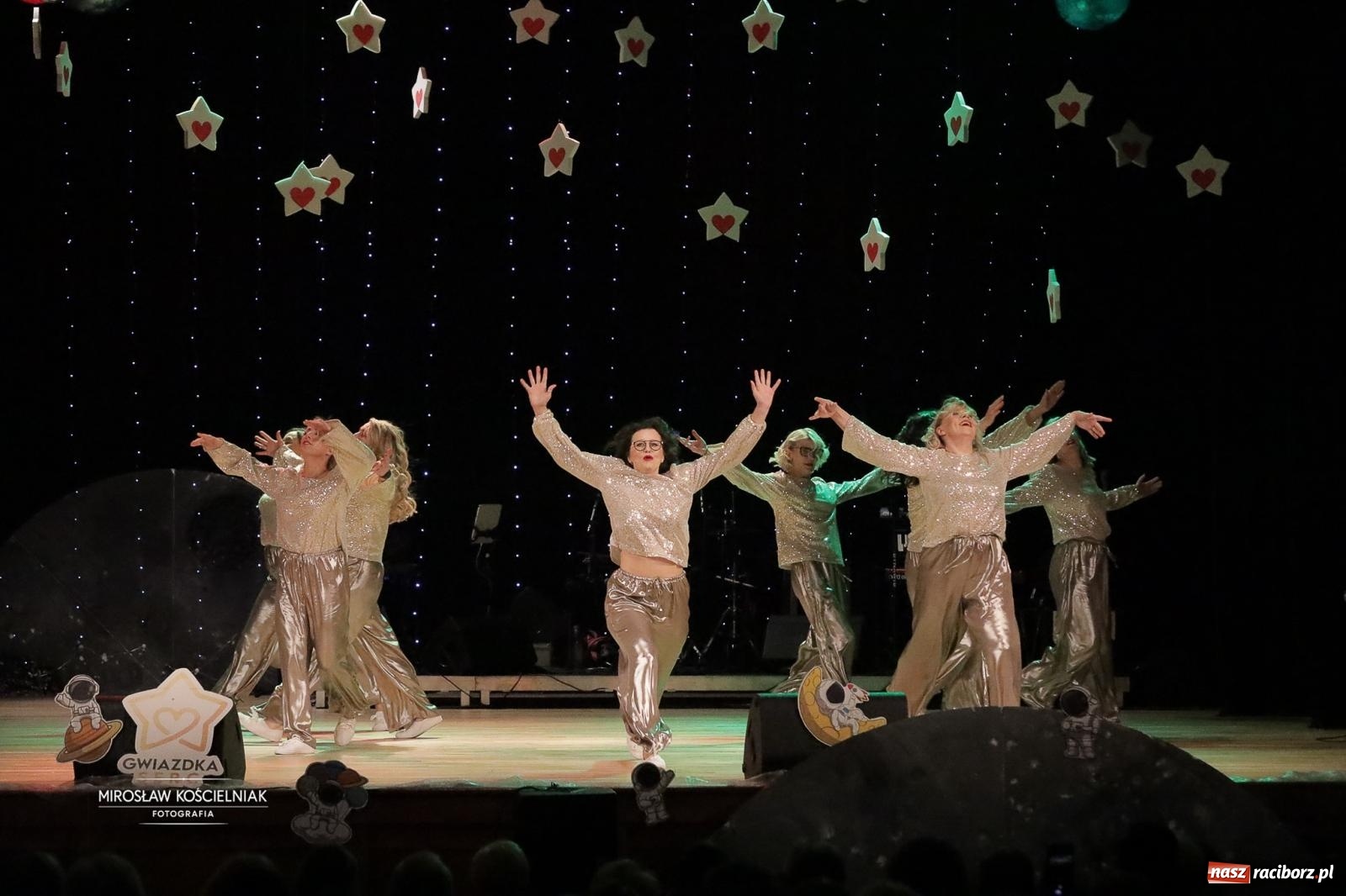 Zdjęcie w galerii na portalu naszraciborz.pl: Pełna widownia i wspólna energia. Gwiazdka Serc po raz 22. w Raciborskim Centrum Kultury [FOTO i WIDEO 2] wiadomości z regionu